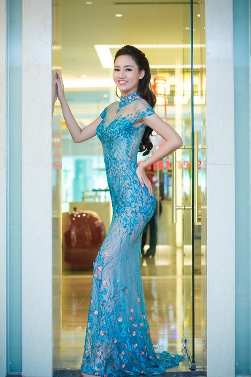 Á hậu Trà My khoe vai trần quyến rũ tại Hà Nội - 1