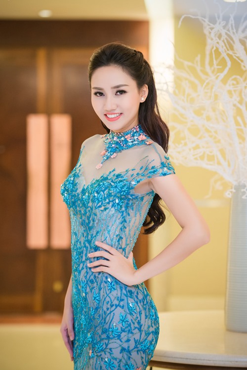Á hậu Trà My khoe vai trần quyến rũ tại Hà Nội - 2