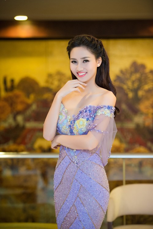 Á hậu Trà My khoe vai trần quyến rũ tại Hà Nội - 11