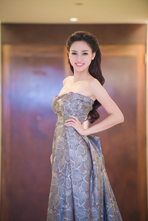 Á hậu Trà My khoe vai trần quyến rũ tại Hà Nội - 4