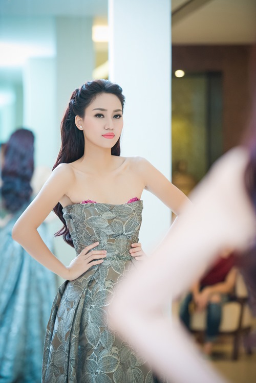 Á hậu Trà My khoe vai trần quyến rũ tại Hà Nội - 7