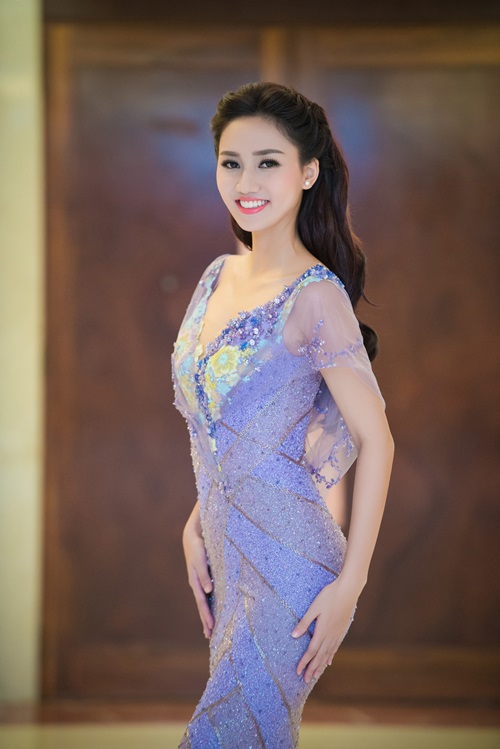 Á hậu Trà My khoe vai trần quyến rũ tại Hà Nội - 8