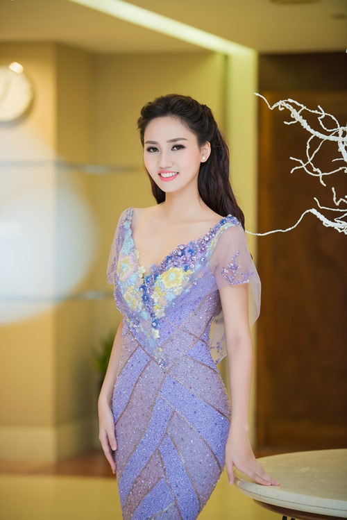Á hậu Trà My khoe vai trần quyến rũ tại Hà Nội - 9