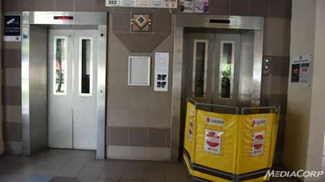 Cửa tháng máy kẹp đứt lìa bàn tay cụ bà ở Singapore - 1