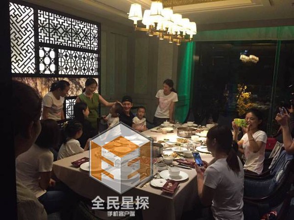 Huỳnh Hiểu Minh - Angela Baby lộ diện sau đám cưới - 4