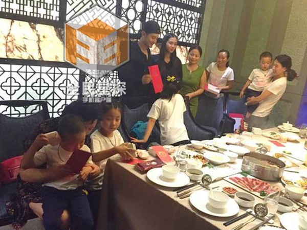 Huỳnh Hiểu Minh - Angela Baby lộ diện sau đám cưới - 5