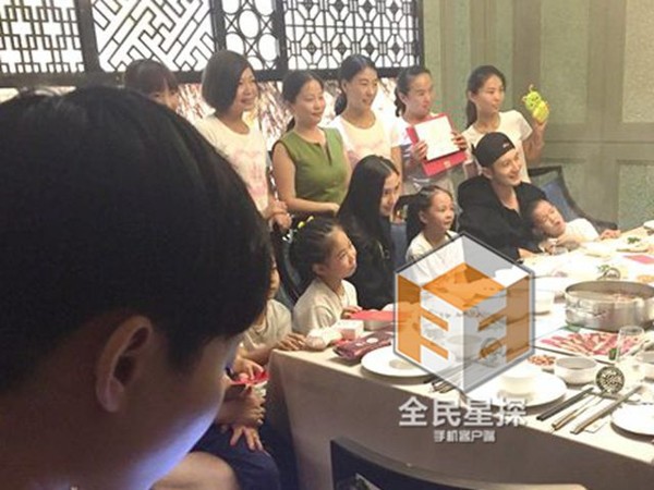 Huỳnh Hiểu Minh - Angela Baby lộ diện sau đám cưới - 8