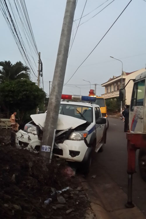 Truy đuổi 2 tên trộm chó, xe CSGT đâm vào cột điện - 1