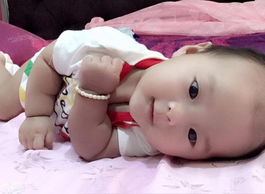 Hai con Hồng Nhung thích thú khi được học cưỡi ngựa - 10