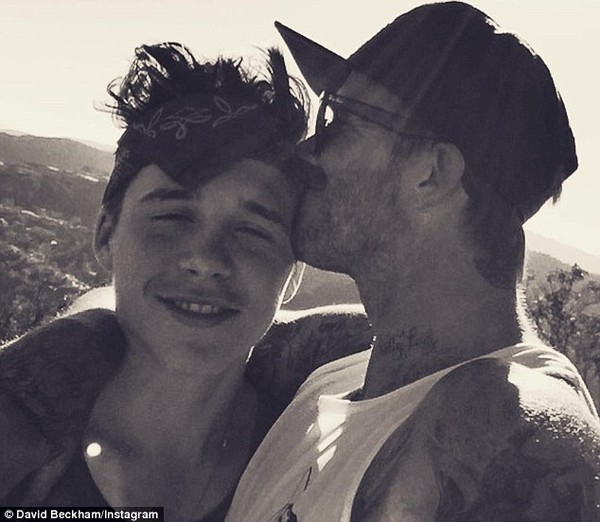 Beckham bị fan quot;ngó lơquot; vì con trai Brooklyn - 1