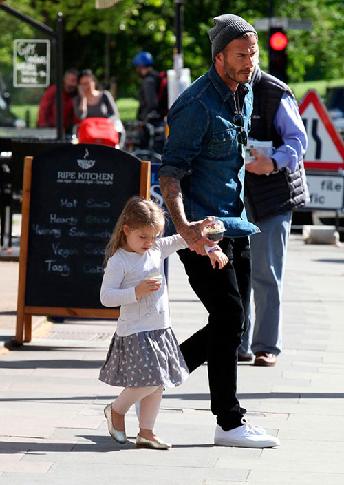 Beckham bị fan quot;ngó lơquot; vì con trai Brooklyn - 4