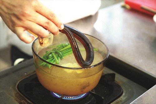 Ăn lươn nuôi bằng thuốc tránh thai có khiến trẻ dậy thì sớm? - 2