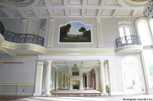 Soi kĩ biệt thự dát vàng bán mãi chẳng ai mua - 5