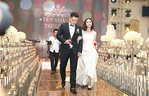 Vũ Duy Khánh xúc động hát tặng vợ trong ngày cưới - 20