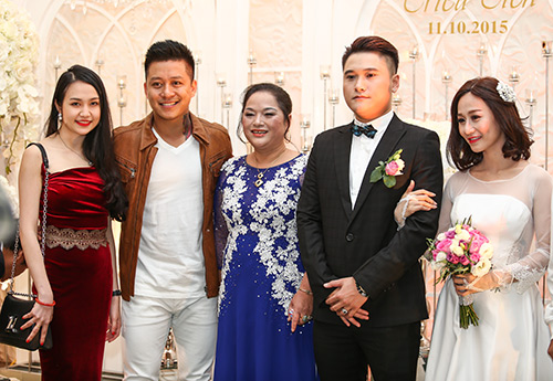 Tuấn Hưng và vợ tay trong tay dự đám cưới bạn thân - 4