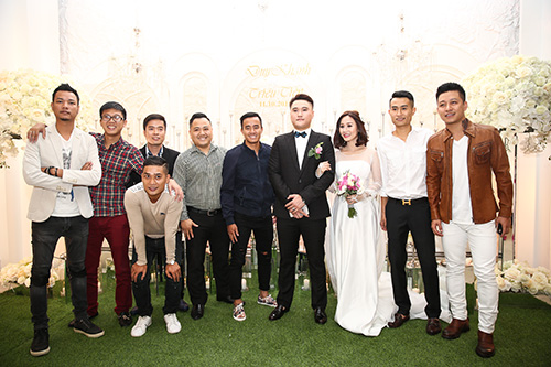 Tuấn Hưng và vợ tay trong tay dự đám cưới bạn thân - 7