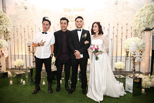 Tuấn Hưng và vợ tay trong tay dự đám cưới bạn thân - 8