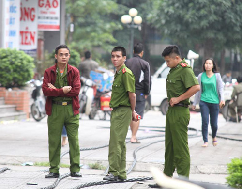 Người dân KĐT Xa La mệt mỏi sau một đêm vạ vật vì cháy - 7