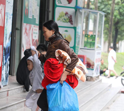 Người dân KĐT Xa La mệt mỏi sau một đêm vạ vật vì cháy - 8