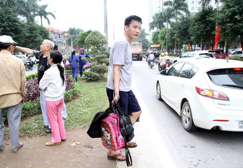Người dân KĐT Xa La mệt mỏi sau một đêm vạ vật vì cháy - 12