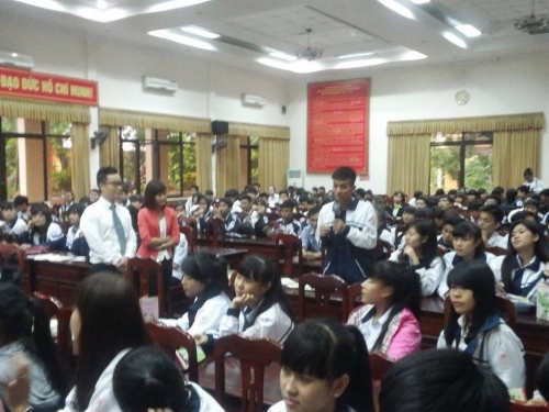 Chết cười học sinh cấp 3 hỏi khó luật sư - 1