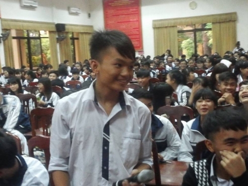 Chết cười học sinh cấp 3 hỏi khó luật sư - 2