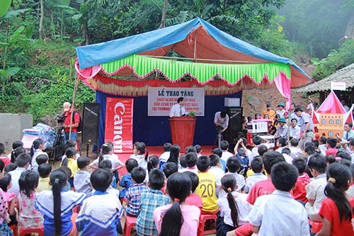 Học sinh vùng cao lội bùn trong ngày lễ khai trường muộn - 1