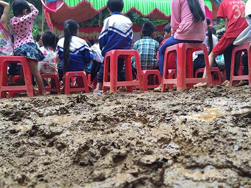 Học sinh vùng cao lội bùn trong ngày lễ khai trường muộn - 2