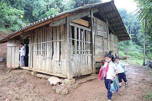 Học sinh vùng cao lội bùn trong ngày lễ khai trường muộn - 3