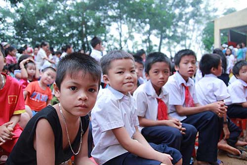 Học sinh vùng cao lội bùn trong ngày lễ khai trường muộn - 5