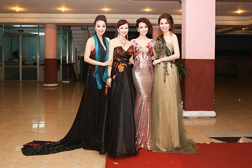 HH Diệu Hoa đẹp quot;quyền lựcquot; bên Mai Thu Huyền - 8