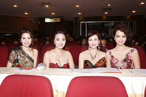 HH Diệu Hoa đẹp quot;quyền lựcquot; bên Mai Thu Huyền - 9