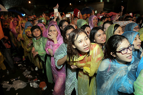 Sơn Tùng M-TP mặt ỉu xìu đi dự concert giữa trời mưa - 3