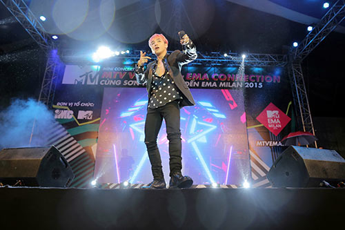 Sơn Tùng M-TP mặt ỉu xìu đi dự concert giữa trời mưa - 5