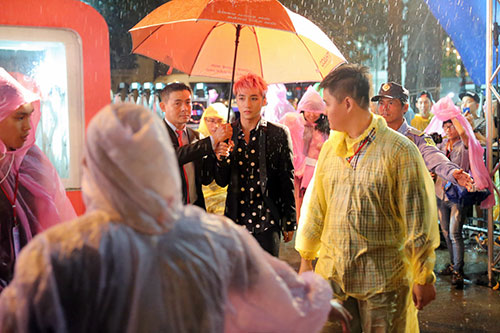 Sơn Tùng M-TP mặt ỉu xìu đi dự concert giữa trời mưa - 1