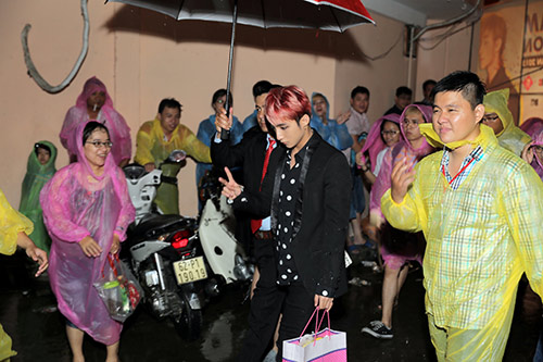 Sơn Tùng M-TP mặt ỉu xìu đi dự concert giữa trời mưa - 2