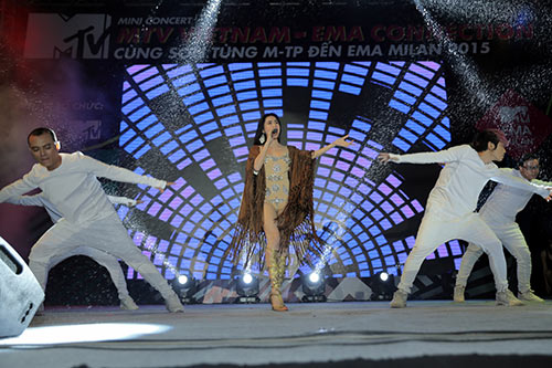 Sơn Tùng M-TP mặt ỉu xìu đi dự concert giữa trời mưa - 6