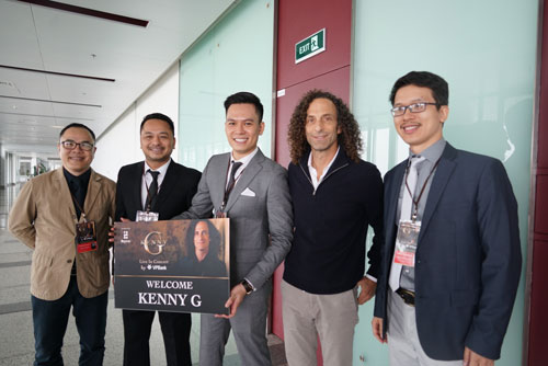 Kenny G và ban nhạc đã đặt chân đến sân bay Nội Bài - 2