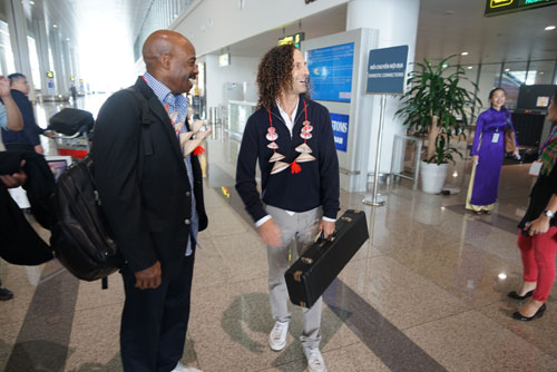 Kenny G và ban nhạc đã đặt chân đến sân bay Nội Bài - 4