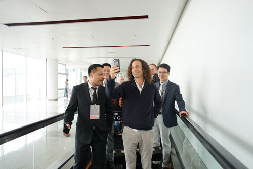 Kenny G và ban nhạc đã đặt chân đến sân bay Nội Bài - 6