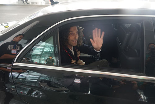 Kenny G và ban nhạc đã đặt chân đến sân bay Nội Bài - 7