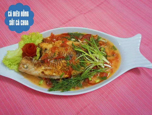 Bữa cơm ngon với cá sốt cà chua, gà chiên mắm - 2