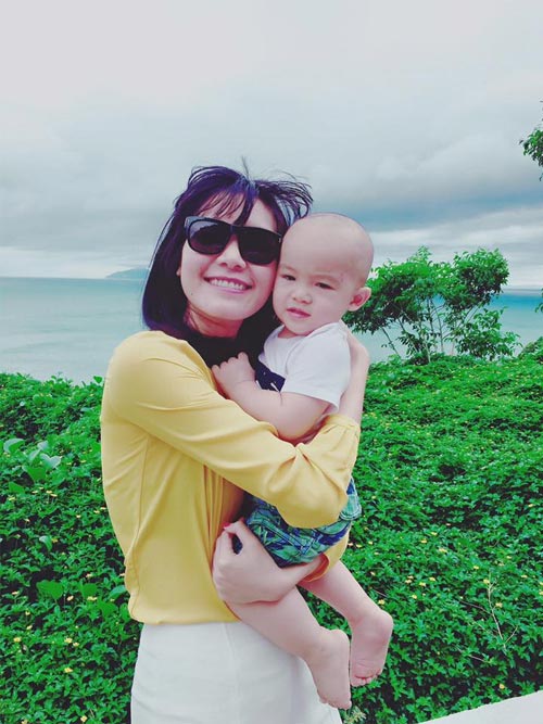 Ốc Thanh Vân cùng con trai quot;đón rétquot; ở Hà Nội - 11