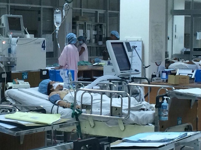 Chồng lao thẳng ô tô vào vợ khiến vợ nguy kịch - 1