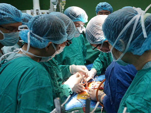 Xúc động mẹ hiến thận cứu con bị suy thận giai đoạn cuối - 1