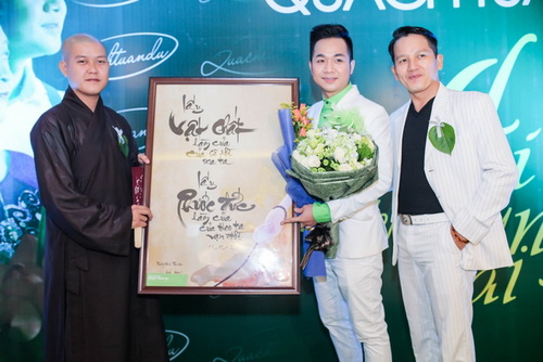 Việt Trinh thắm thiết ôm hôn Quách Tuấn Du - 13