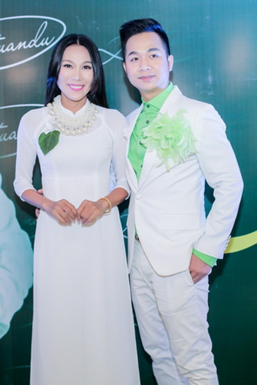 Việt Trinh thắm thiết ôm hôn Quách Tuấn Du - 11