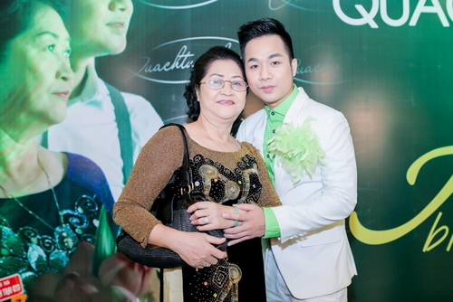Việt Trinh thắm thiết ôm hôn Quách Tuấn Du - 7