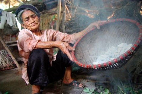 Gặp lại cặp vợ chồng duy nhất giữ tục ăn đất cổ xưa - 12