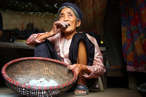 Gặp lại cặp vợ chồng duy nhất giữ tục ăn đất cổ xưa - 3